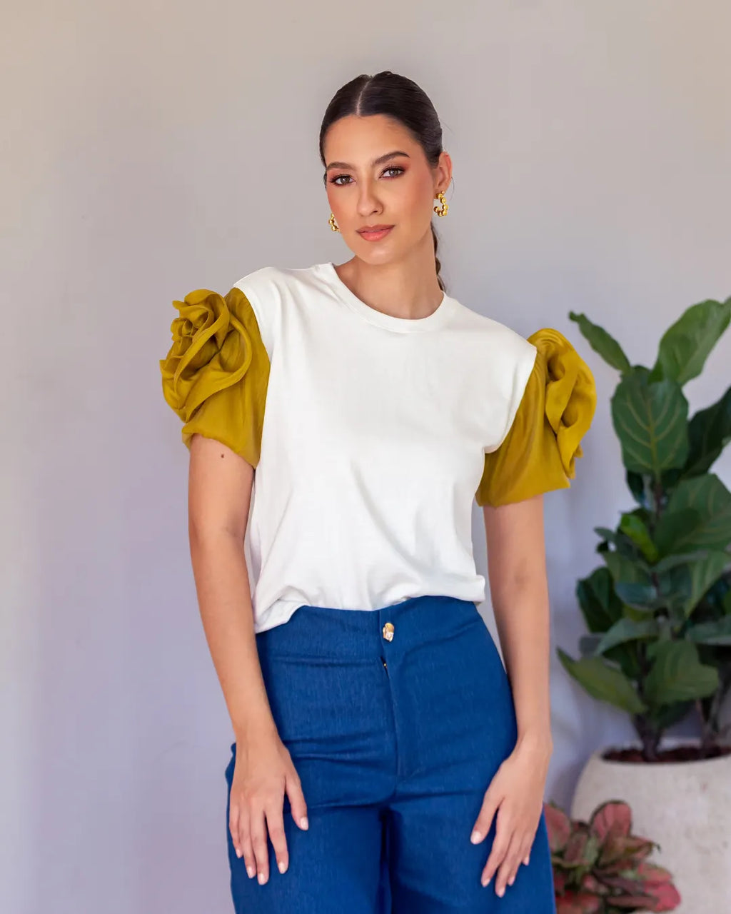 Camiseta con guipuir en los hombros