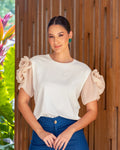 Camiseta con guipuir en los hombros